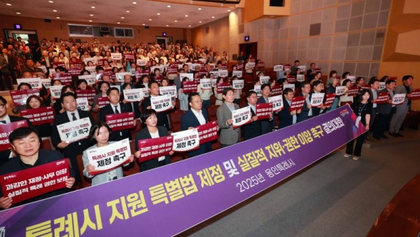 8. 22일 수지구 평생학습관 큰어울마당에서 열린 ‘특례시 지원에 관한 특별법 제정 촉구 시민결의대회’ (2).jpg