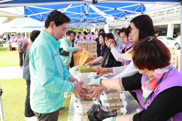11-1. 이상일 용인특례시장은 23일 2025년 작은나눔 큰사랑 일일찻집 &amp; 바자회에 참석했다.jpg