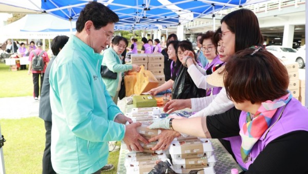 11-1. 이상일 용인특례시장은 23일 2025년 작은나눔 큰사랑 일일찻집 &amp; 바자회에 참석했다.jpg