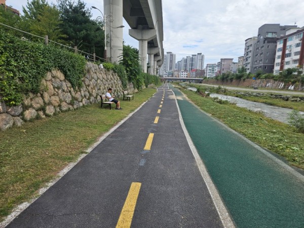 4. 용인특례시 처인구가 하천 산책로 제초작업을 마무리했다..jpg