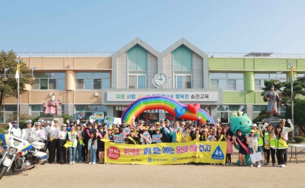 12-4. 이상일 용인특례시장은 1일 처인구 이동읍 송전초등학교를 방문해 교통안전 캠페인에 참여했다.JPG