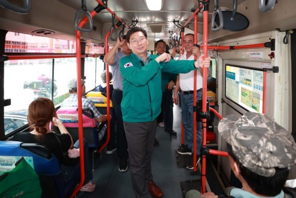 1-2. 이상일 용인특례시장은 지난 8월 14일 신봉동행 15-2번 마을버스에 승차해 버스 이용시 불편사항 등을 청취했다.jpg