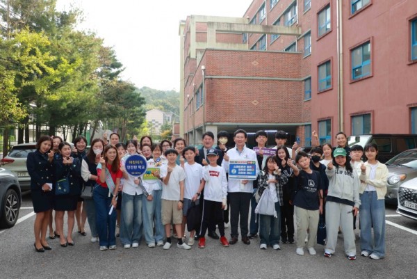 9-4. 이상일 용인특례시장은 죽전 대청초 어린이 교통지도 봉사에 참여해 통학로 주변을 둘러보며 시설을 점검하고 교통지도를 했다.JPG