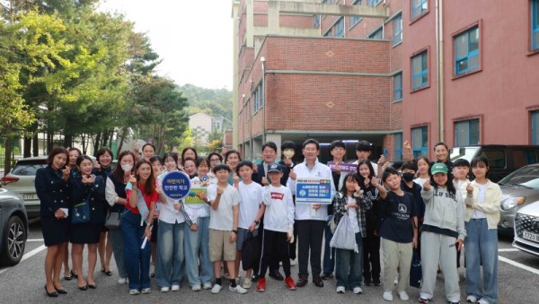 9-4. 이상일 용인특례시장은 죽전 대청초 어린이 교통지도 봉사에 참여해 통학로 주변을 둘러보며 시설을 점검하고 교통지도를 했다.JPG