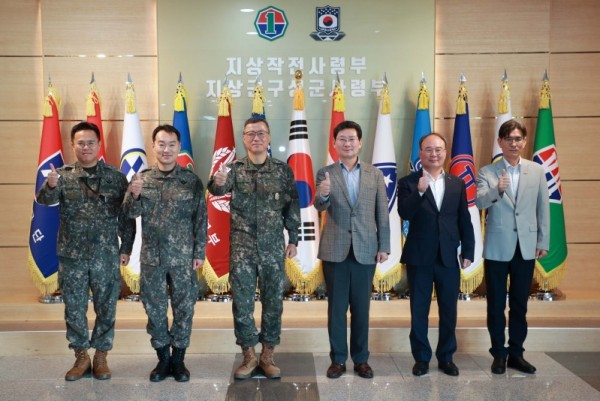 1-5. 이상일 용인특례시장은 2일 지상작전사령부를 방문해 주성운 사령관 등 군관계자들을 격려했다.jpg