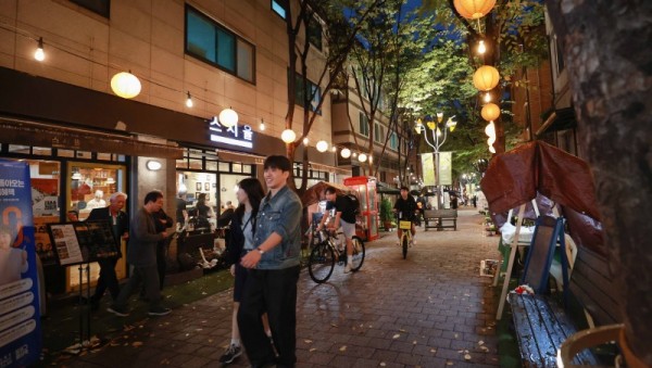 7-4. 11일 보정동 카페거리에서 보카 코지 가든 점등식이 열렸다.JPG