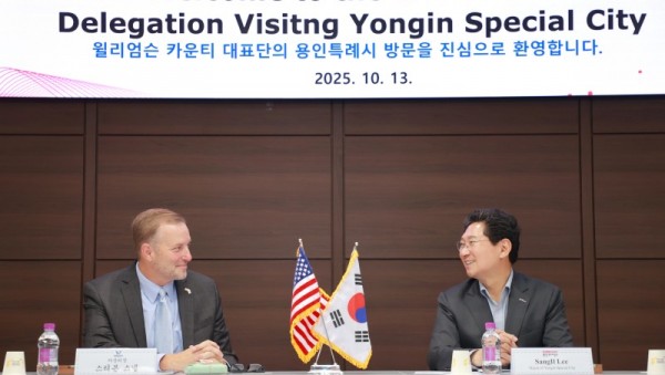 7-1. 이상일 용인특례시장(오른쪽)과 스티븐 스넬(Steven Snell)미국 텍사스주 윌리엄슨카운티장이 13일 용인특례시청 접견실에서 양 도시의 발전 방안을 논의하고 있다..JPG