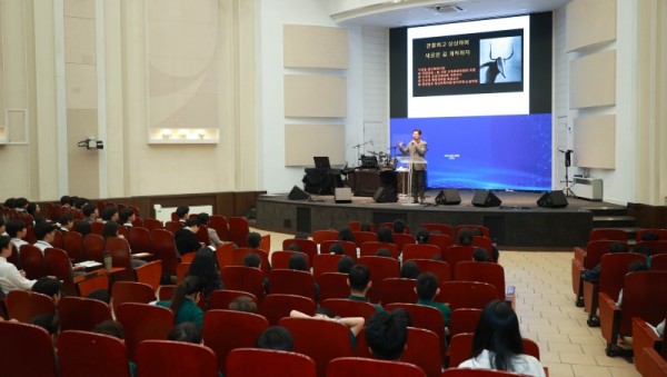 2-1. 이상일 용인특례시장은 17일 새물결기독학교 학생을 대상으로 특강을 진행했다.jpg