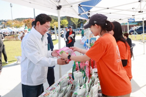 3-2. 이상일 용인특례시장은 반려동물 문화축에 참석해 부스를 돌며 관계자들을 격려했다.jpg