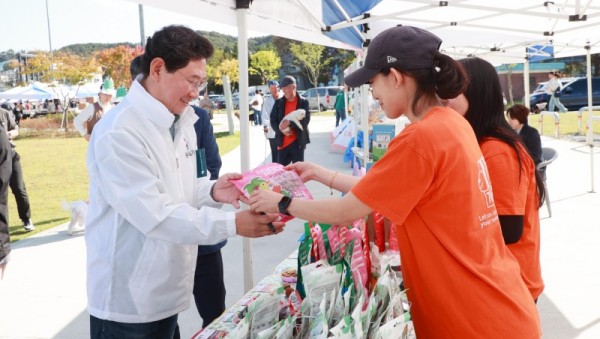 3-2. 이상일 용인특례시장은 반려동물 문화축에 참석해 부스를 돌며 관계자들을 격려했다.jpg