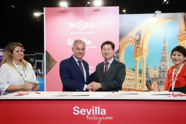 10-1. 22일(현지 시간) 시베야 피베스에서 이상일 시장이 호세 루이스 산스 시장과 우호 협약 체결 후 악수하고 있다.jpg