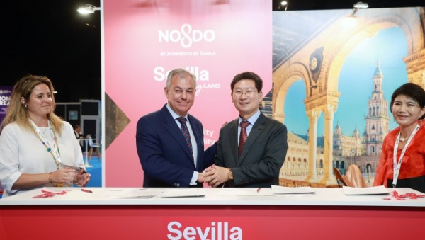 10-1. 22일(현지 시간) 시베야 피베스에서 이상일 시장이 호세 루이스 산스 시장과 우호 협약 체결 후 악수하고 있다.jpg