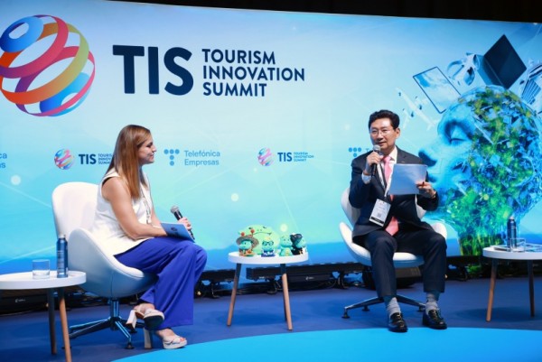 12-2. 23일 스페인 세비야 피베스(FIBES)에서 열린 TIS 2025에 참석한 이상일 시장이 세션에서 질의에 답변하고 있다.jpg