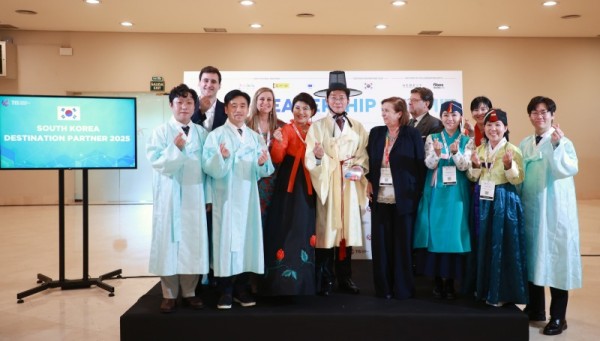 4-1. 22일 세비야 피베스에서 이상일 시장과 시 대표단이 한복을 입고 기념사진을 촬영하고 있다.jpg