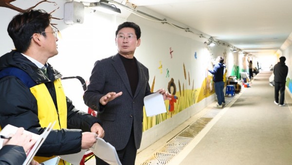 10-2. 이상일 용인특례시장은 2일 동백호수공원 벽화그리기 현장을 찾아 봉사자들을 격려했다 .jpg