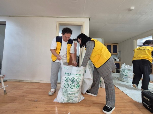 251023(동백3동)_동백3동 지역사회보장협의체가 홀몸어르신의 주거환경 개선사업을 진행했다..jpg