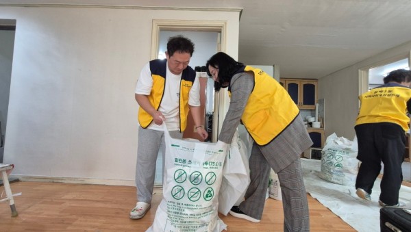 251023(동백3동)_동백3동 지역사회보장협의체가 홀몸어르신의 주거환경 개선사업을 진행했다..jpg