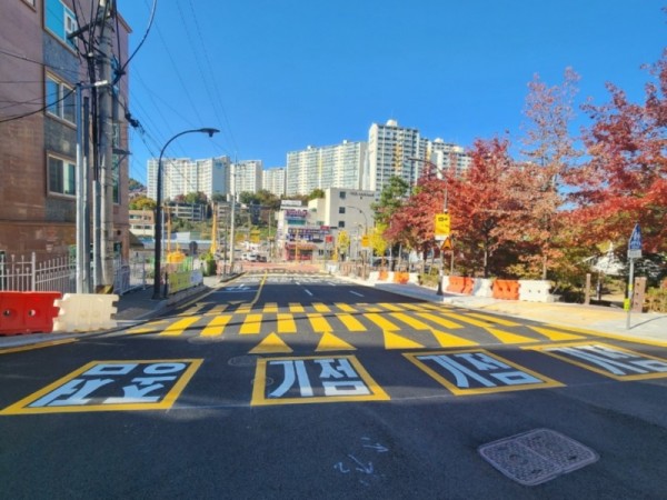 1. 용인특례시 마북동 교동마을 현대홈타운 정문 앞 우회전 전용차로 확장.jpg