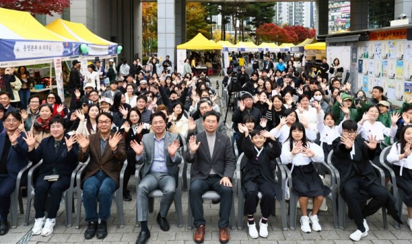 8-2. 8일 수지구청에서 이상일 시장이 수지청소년축제 참석자들과 기념 사진을 촬영하고 있다.jpg