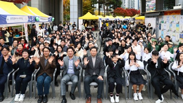 8-2. 8일 수지구청에서 이상일 시장이 수지청소년축제 참석자들과 기념 사진을 촬영하고 있다.jpg