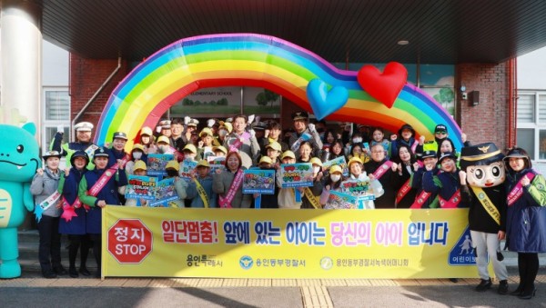 2-1. 이상일 용인특례시장이 12일 오전 구갈초등학교에서 열린 ‘동부녹색어머니회 어린이 교통안전 연합캠페인’에 참여했다..jpg