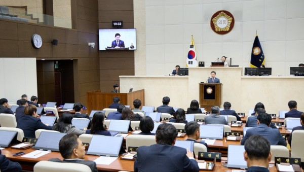 9-3. 이상일 용인특례시장이 14일 용인특례시의회 제297회 본회의에서 시정연설을 통해 2026년 시정운영 방향을 제시했다..jpg