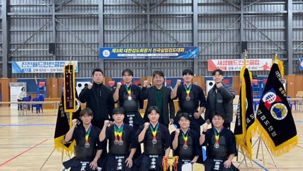 4. 용인특례시 직장운동경기부 검도팀이 13일 ‘제3회 대한검도회장기 전국실업검도대회’에서 금메달을 획득한 뒤 기념사진을 촬영하고 있다.jpeg