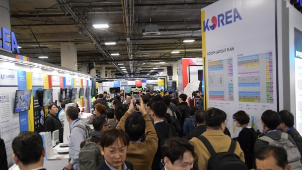 4. 용인특례시는 CES 2026에서 참가를 지원하는 용인지역 기업 위스메디컬이 CES 혁신상을 받았다고 밝혔다. 사진은 지난해 1월 7일 미국 라스베이거스에서 열린 CES 2025 (1).JPG