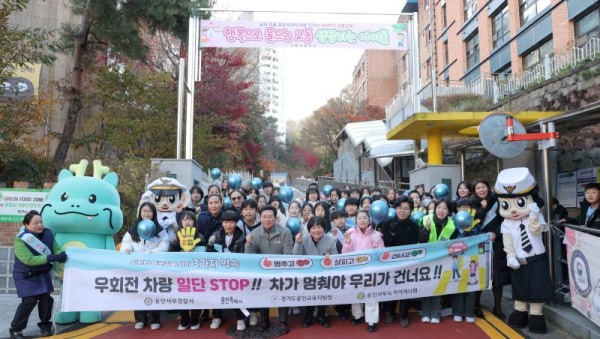 7-3. 19일 교동초 앞에서 이상일 시장이 교통지도 봉사자들이 기념사진을 촬영하고 있다.JPG