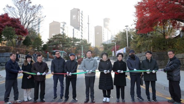 19일 교동마을 현대홈타운 정문에서 이상일 시장과 시 관계자, 입주민들이 진출입로 준공 기념 테이프커팅을 하고 있다.JPG