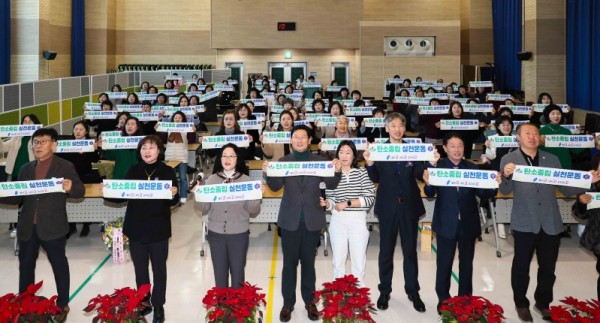 6-2. 이상일 용인특례시장은 4일 2025년 생활개선회원 한마음교육에 참석해 탄소중립 퍼포먼스에 참여했다.jpg