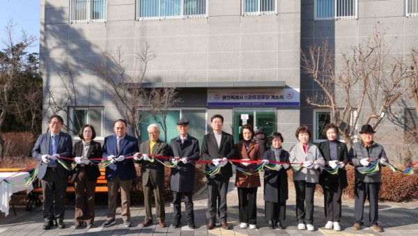 4-1. 이상일 용인특례시장이 9일 ‘스마트 경로당 개소식’에서 테이프 커팅을 하고 있다..JPG