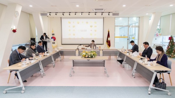 20251211 용인특례시의회 유진선 의장, 경기도시‧군의회의장 남부권협의회 제57차 정례회의 참석(2).jpg