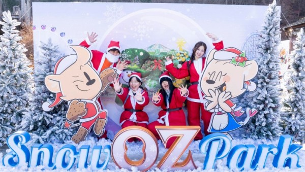 5. 에버랜드, 알파인 빌리지에서 산타복장을 한 모델들이 사진을 촬영하고 있는 모습.jpg