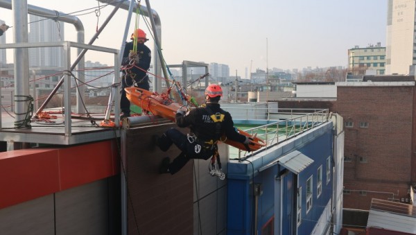 관련 사진(구조대상자를 좁은 통로를 통과해 구조하는 훈련)(3).JPG