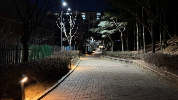 3-1. 기흥구는 산양초등학교와 구갈중학교 후문의 보행자도로 보안등 등을 교체했다.JPG