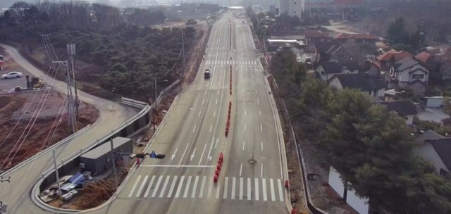 1-1. 용인특례시는 31일 보개원삼로 1.88㎞ 구간을 기존 왕복 2차로에서 4차로로 임시 확장 개통했다.jpg