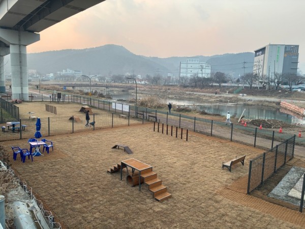 4-2. 용인특례시가 처인구 경안천 산책로에 반려견 놀이터를 조성했다..JPG