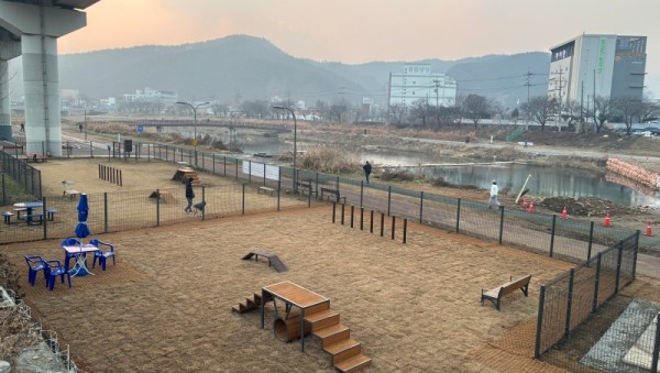 4-2. 용인특례시가 처인구 경안천 산책로에 반려견 놀이터를 조성했다..JPG