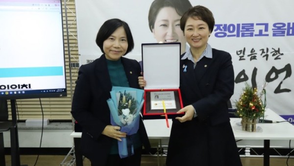 [사진1] 2025 선진교통문화 의정대상을 수상한 용인특례시의회 신현녀 의원(좌)과 이언주 국회의원(우).jpg