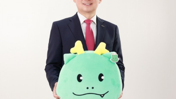 1. 조아용 인형을 든 이상일 용인특례시장.jpg