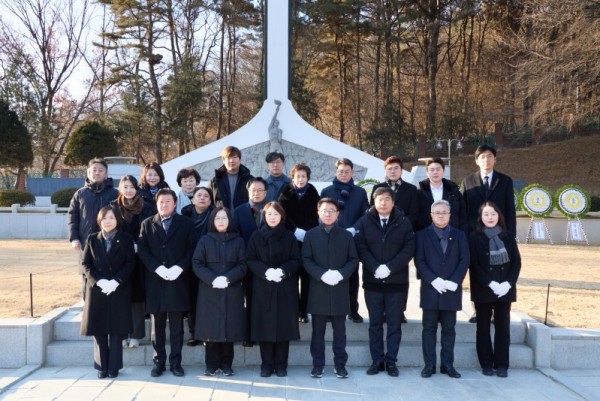 20260102 용인특례시의회, 현충탑 참배로 새해 의정활동 시작(1).jpg