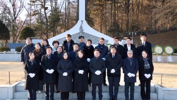 20260102 용인특례시의회, 현충탑 참배로 새해 의정활동 시작(1).jpg