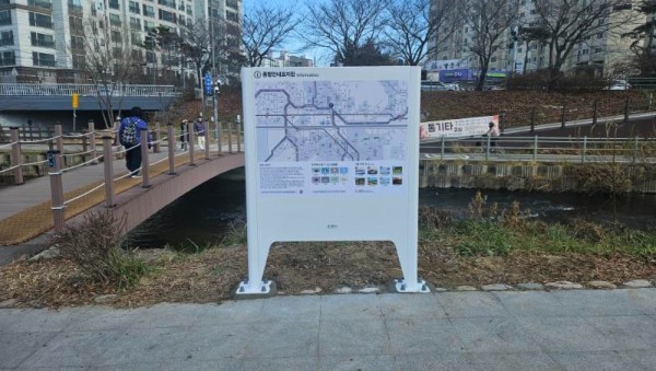 1-1. 용인특례시 수지구는 탄천·성복천·정평천 일원에 종합안내표지판을 설치했다.jpg