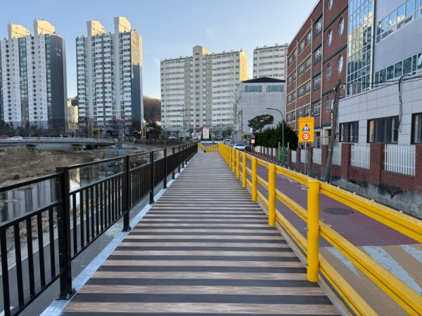 2-3. 용인특례시 처인구가 용마초등학교 정문 앞 보행환경 개선사업을 마무리했다..jpg