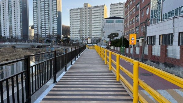 2-3. 용인특례시 처인구가 용마초등학교 정문 앞 보행환경 개선사업을 마무리했다..jpg