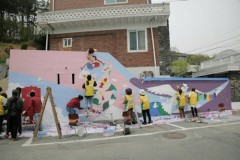 평화를 상징하는 비둘기 벽화…